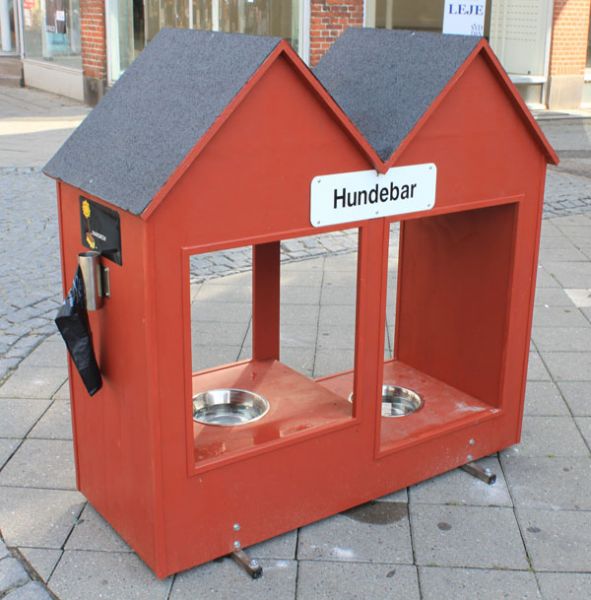 Домик для собак с водой и пакетами (hundebar) - поилка для собак на одной из улиц небольшого городка в Дании. Обратите внимание на черные кульки слева.
